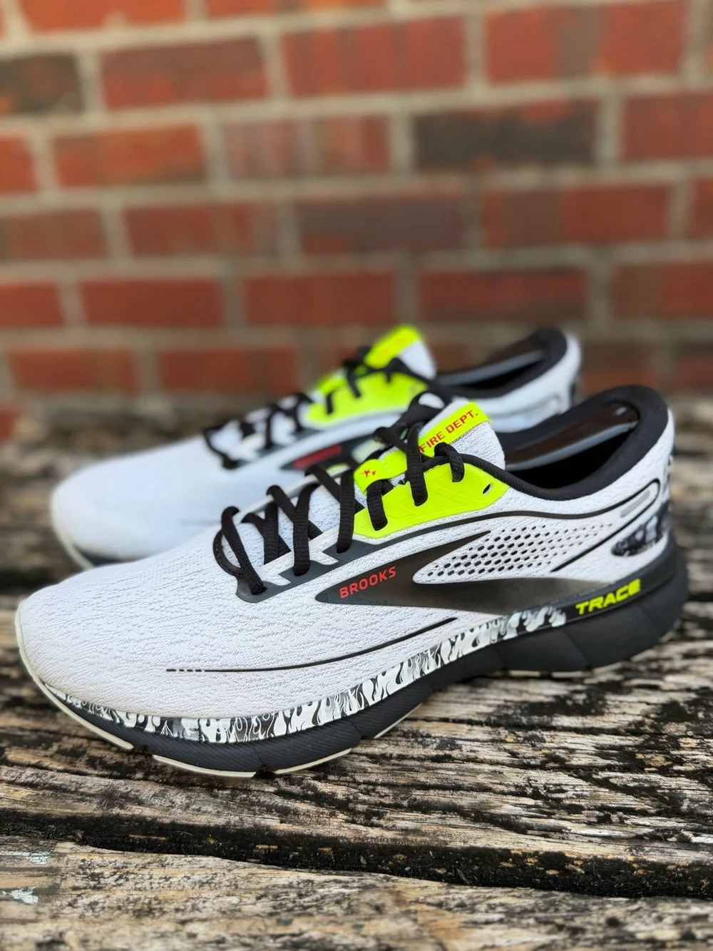 Brooks Trace 2 Hero Pack Fire Fighter White/Black Women’s Sz 9 Running Shoes X1 - Picture 15 of 16